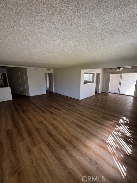 Foto del edificio - 475 E Cypress Ave
