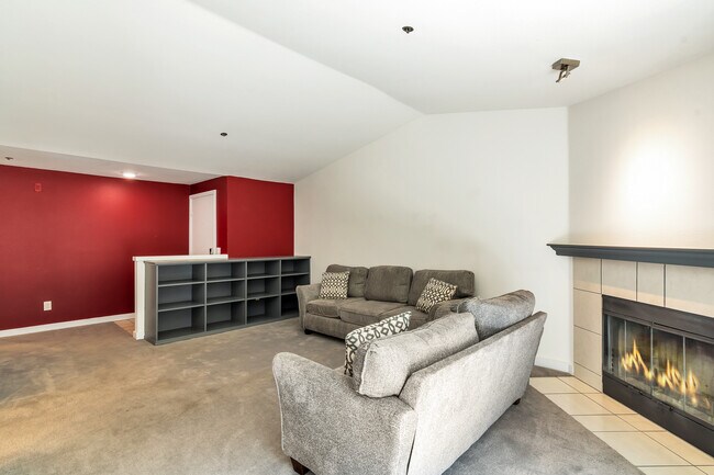 Sala de estar con chimenea. - 19404 Bothell Way NE