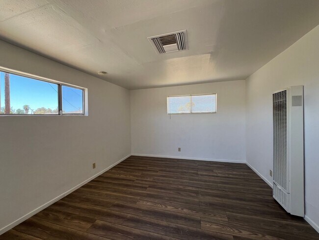 Building Photo - P054