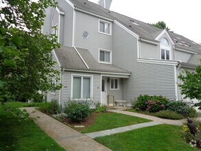 Building Photo - 560 Silver Sands Rd