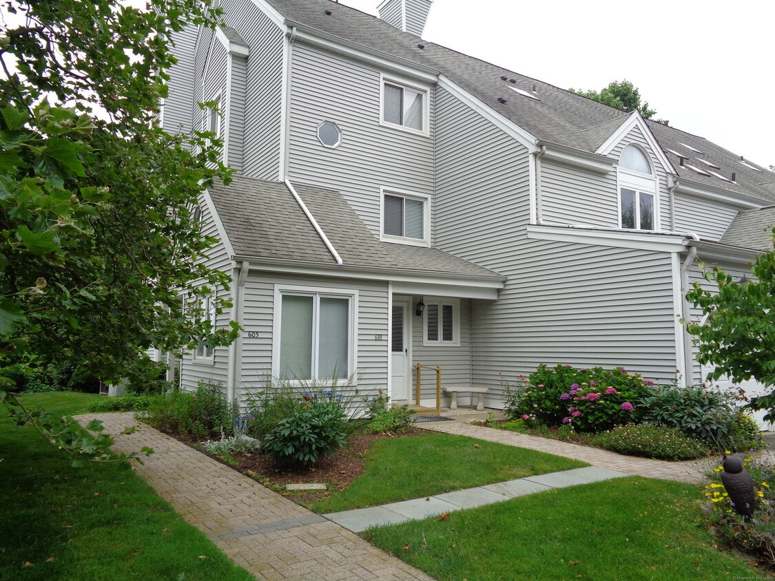Primary Photo - 560 Silver Sands Rd