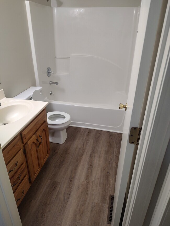 baño - 210 W 17th St