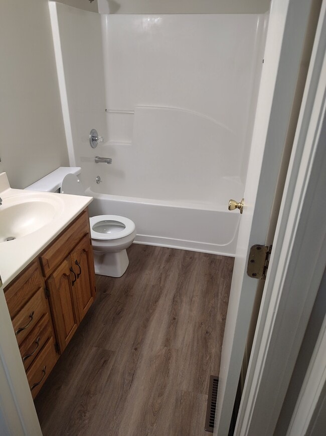 bathroom - 210 W 17th St