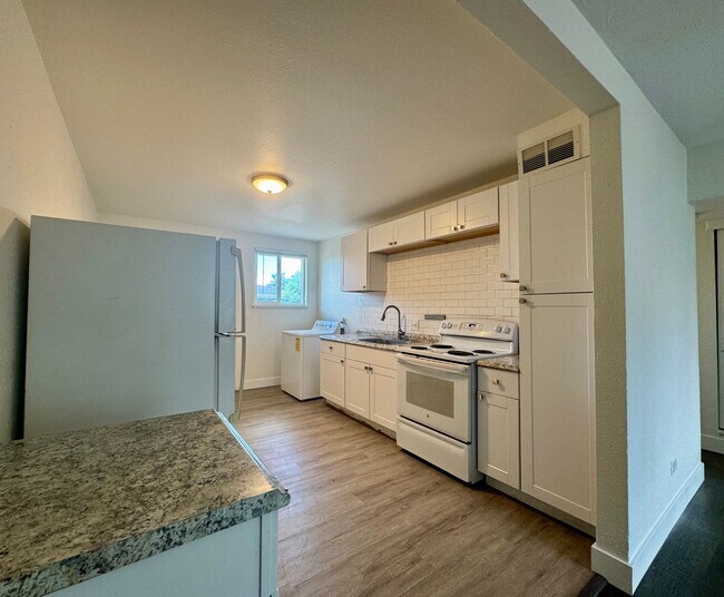 Building Photo - 2 Bedroom 1 Bath In Lakewood! Available Now!!