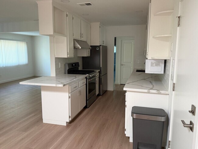 Foto del edificio - Showing Saturday 7/4 FROM 10:30-11AM and Sunday 7/5 from 2-3pm!! 3 Bed 2 Bath remodeled home