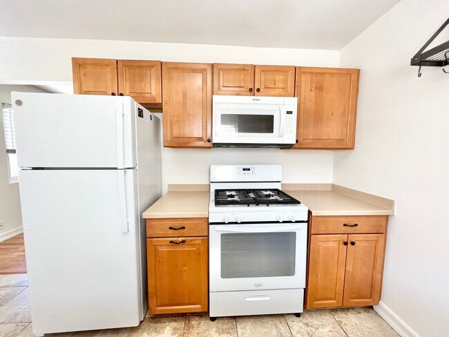 Building Photo - Beautiful 2B/1B Condo Blocks Away from the...