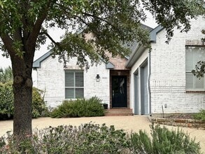 Building Photo - 600 Huntersridge Ct