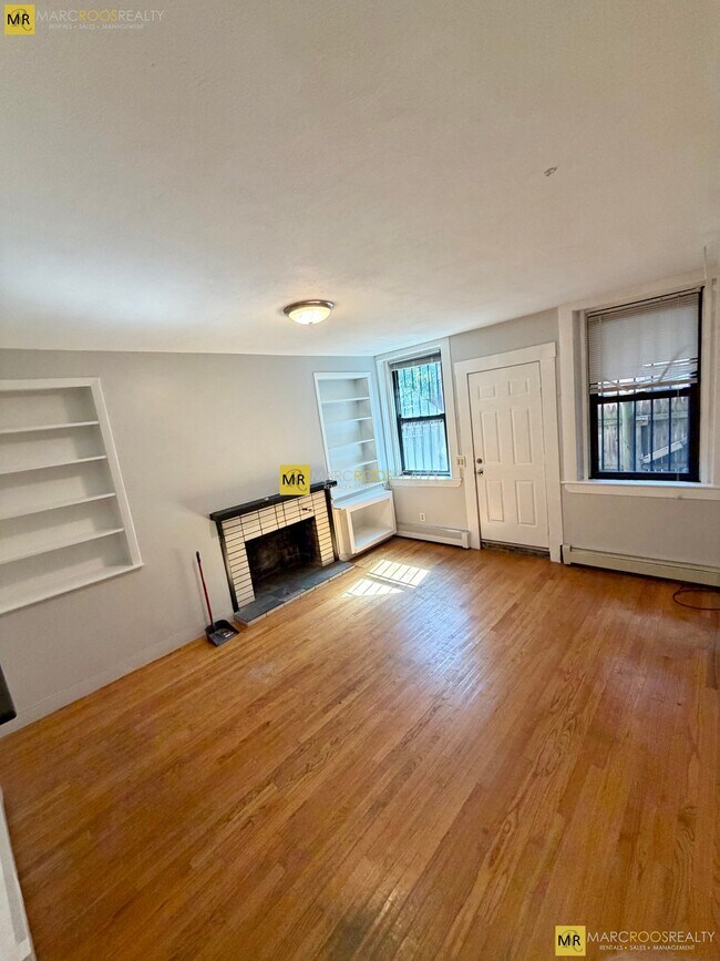 Building Photo - 587 Beacon St