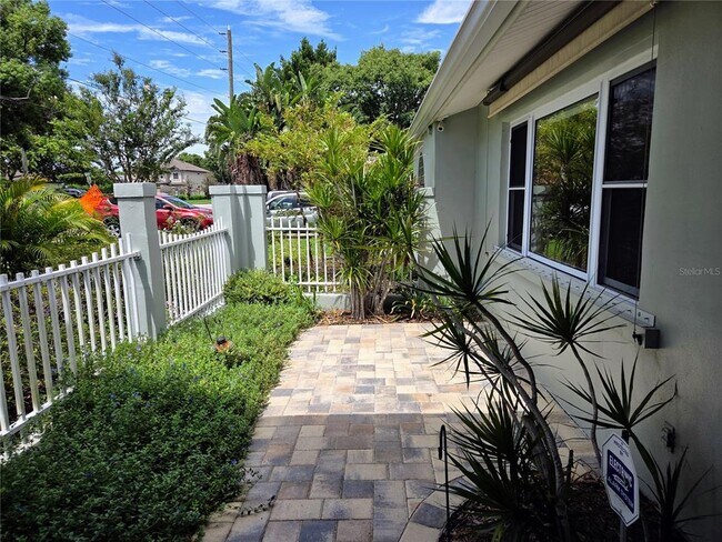 Foto del edificio - 9071 Ridge Rd