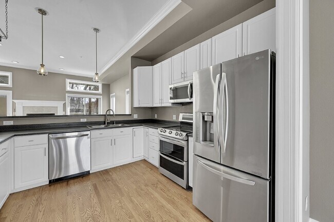 Building Photo - $3,250.00 - 2 Beds, 2.5 Baths, Apartment i...