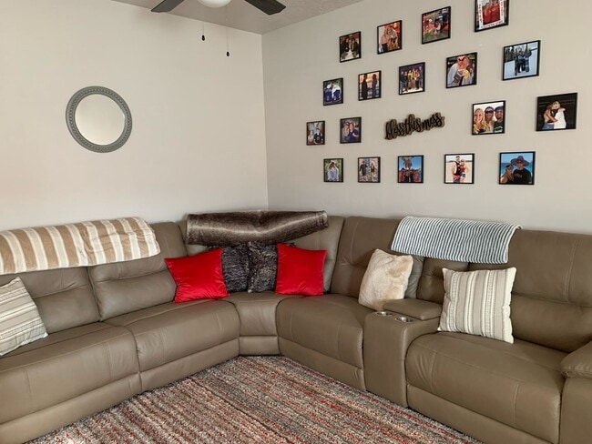 Building Photo - Spacious Townhome