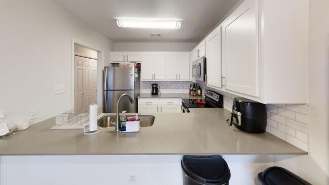 Foto del edificio - 1610 Waterston Ave