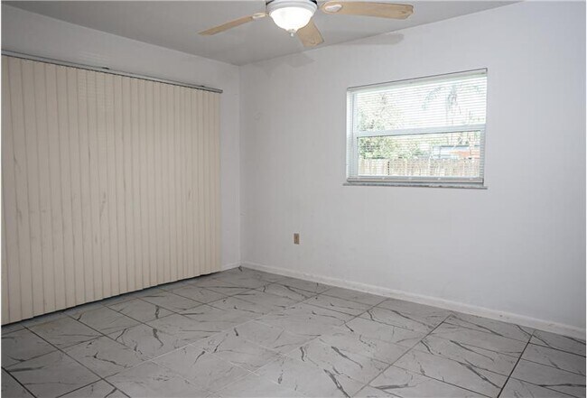 Foto del edificio - 261 SE Whitmore Dr