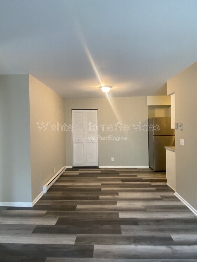 Foto del edificio - 217 Charleston Blvd