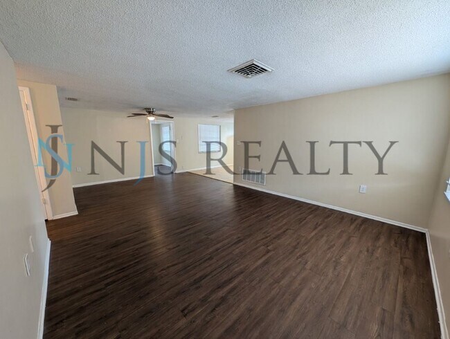 Foto del edificio - True 3 Bed~2 Bath~with garage. Over 1,000 sq ft, with updated kitchen & bathrooms, large open liv...