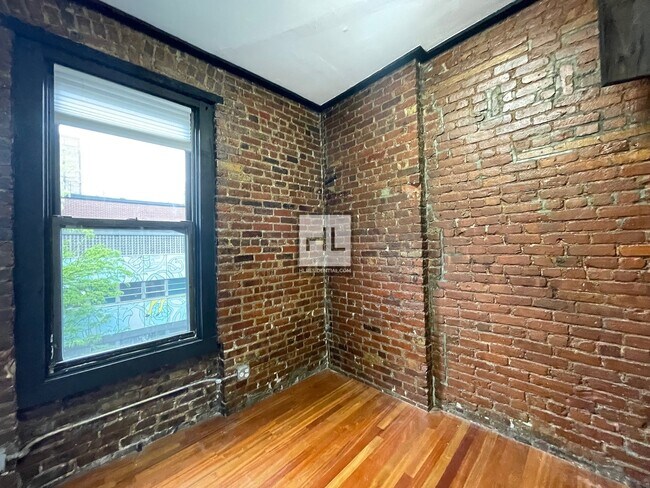 Building Photo - Incredible 4 bedroom apartment on EAST 13 ...