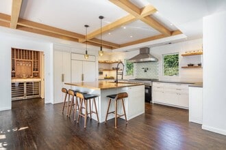 Building Photo - 89 Pantigo Rd