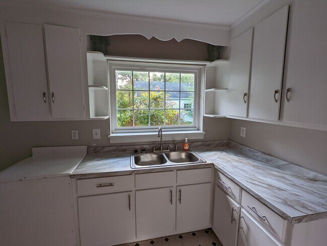 Building Photo - 3 bedroom ranch style home in the heart of...