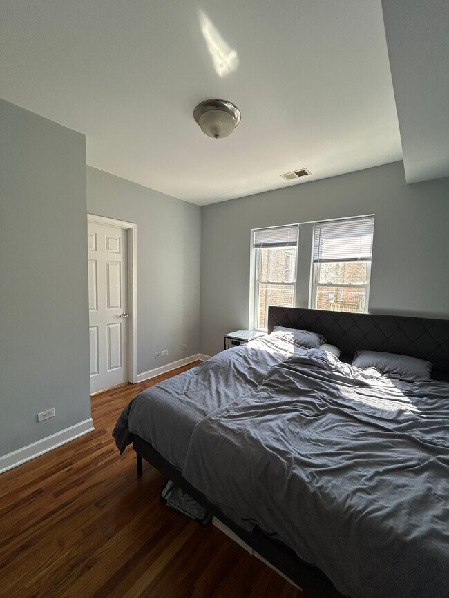 Building Photo - 2253 West Rosemont-3