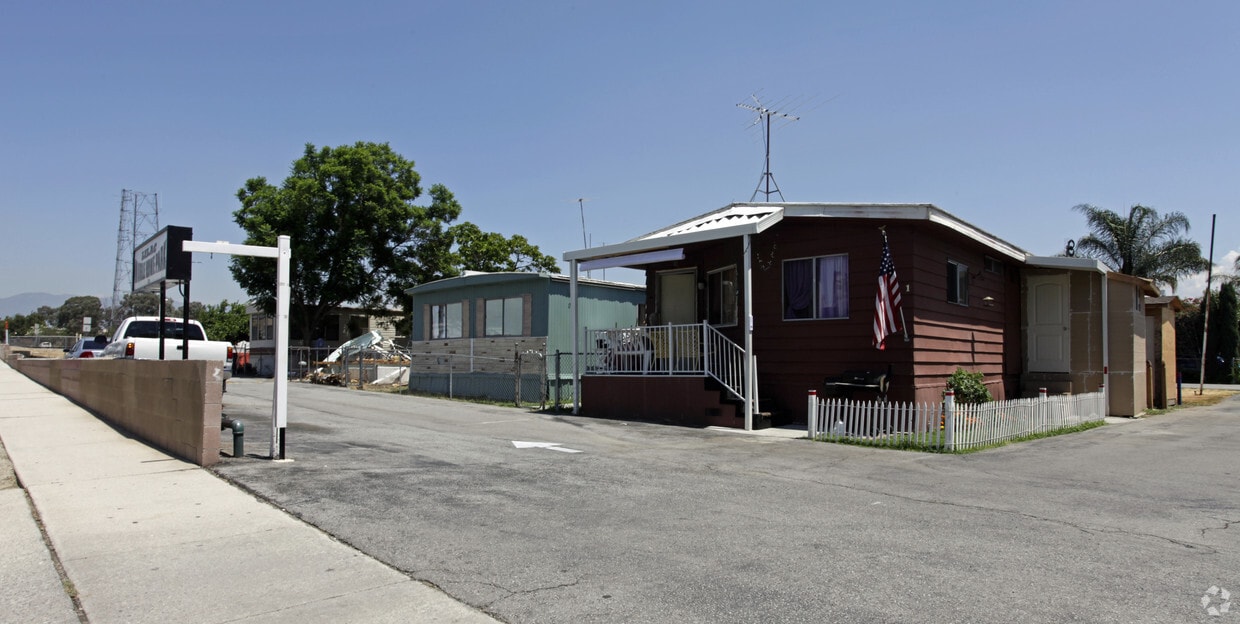Primary Photo - 301 S Lilac Ave