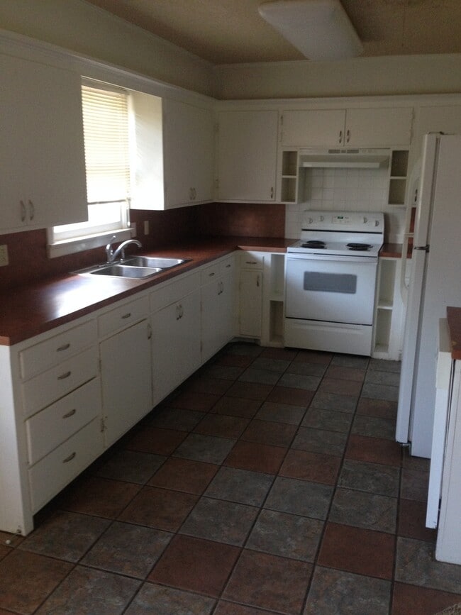 Building Photo - 3 Bed / 2 Bath - large spacious rooms