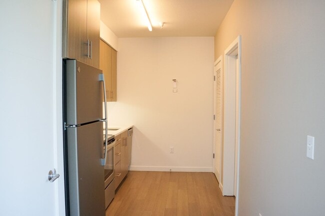 Building Photo - Contemporary Cool 3rd Floor Studio w/Premi...