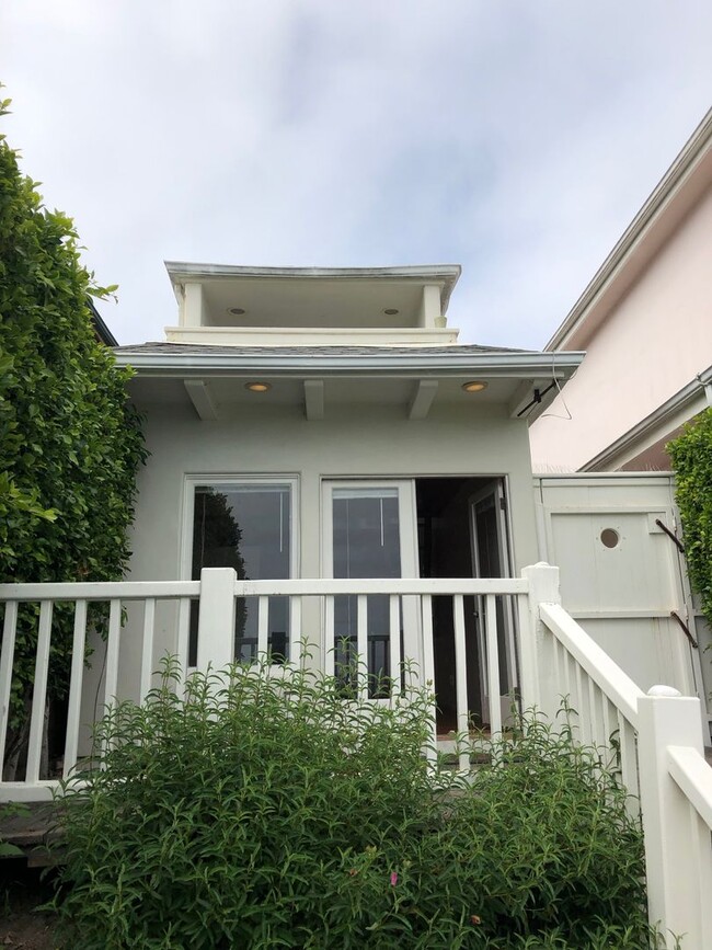 Building Photo - 6581 Del Playa Dr