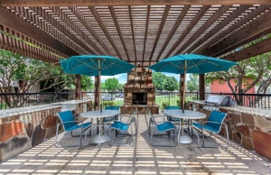Área de picnic y barbacoa perfecta para reuniones de fin de semana o cenas informales bajo el cielo de Texas. - Bent Tree Park Apartments