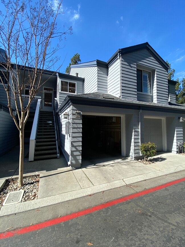 Building Photo - 1647 Parkview Green Cir