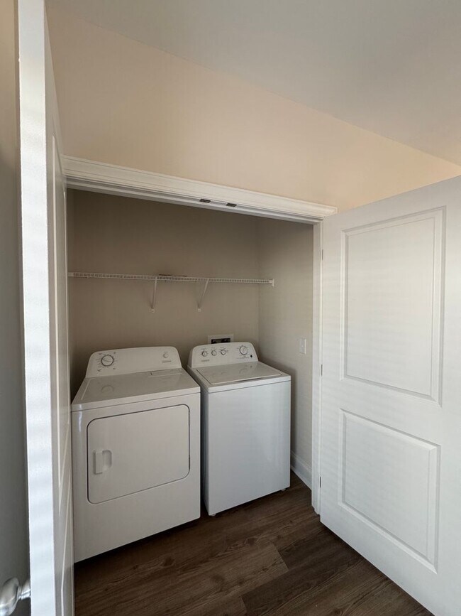 Foto del edificio - Brand New Townhome!