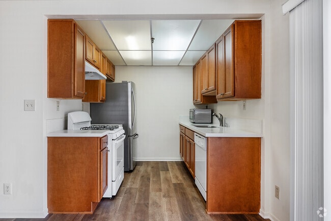 2BD, 2BA - 830SF - Kitchen Veteran Floor Plan H - Veteran Plaza