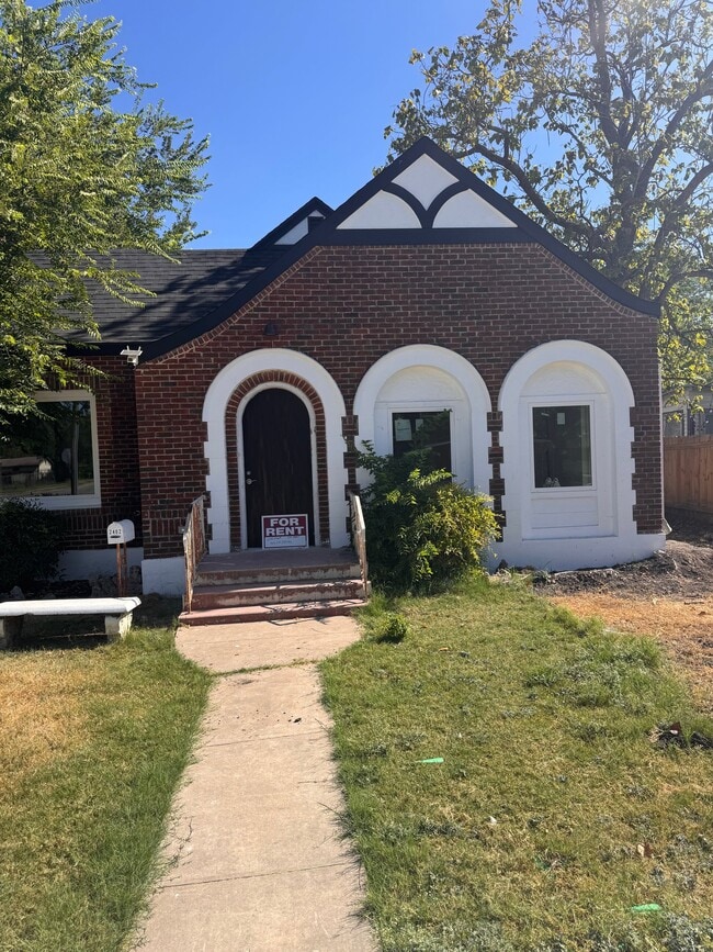 Building Photo - 2402 Saunders Ave