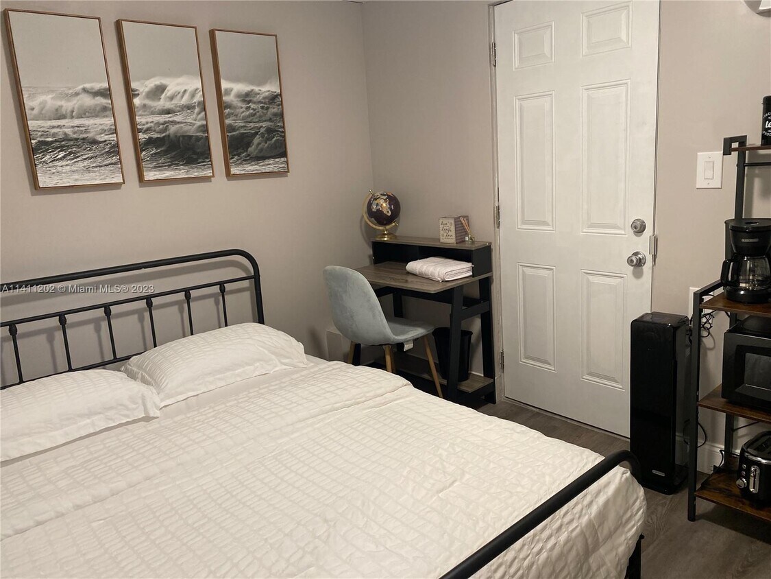 Foto principal - 6104 NW 74th Ave