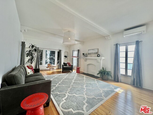 Building Photo - 235 S Doheny Dr