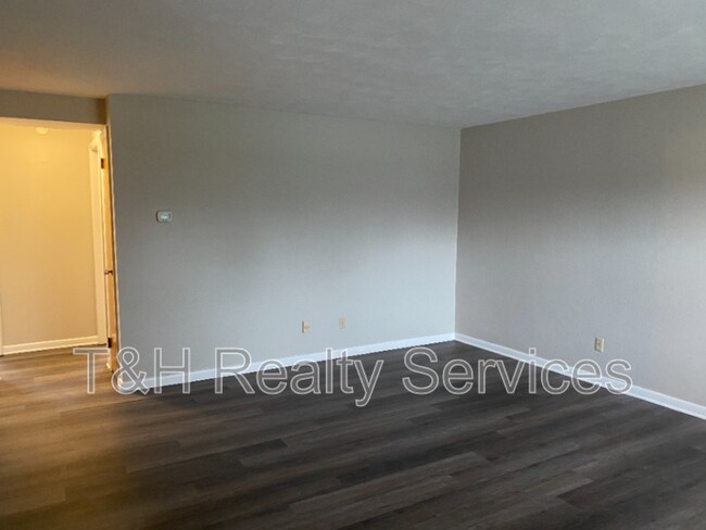 Building Photo - 4420 Hilltop Way