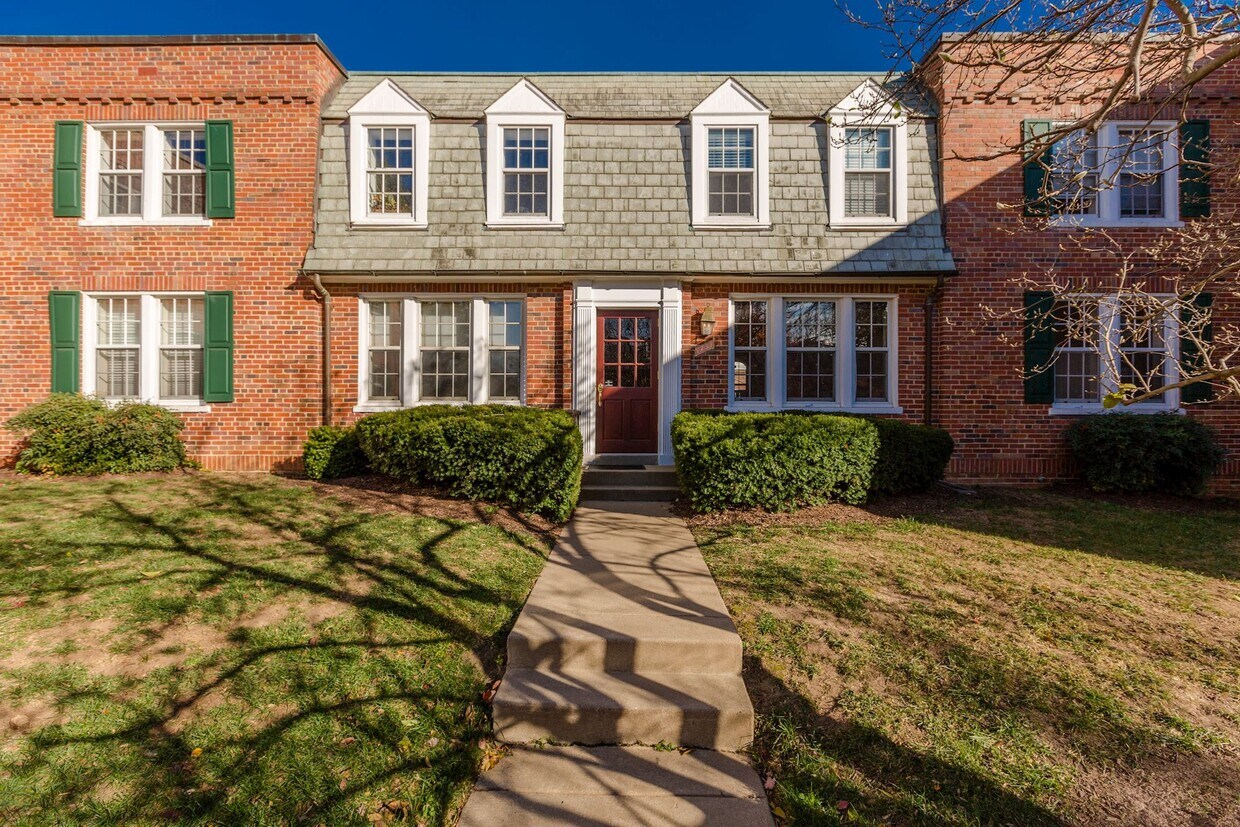 Primary Photo - 1733 N Queens Ln