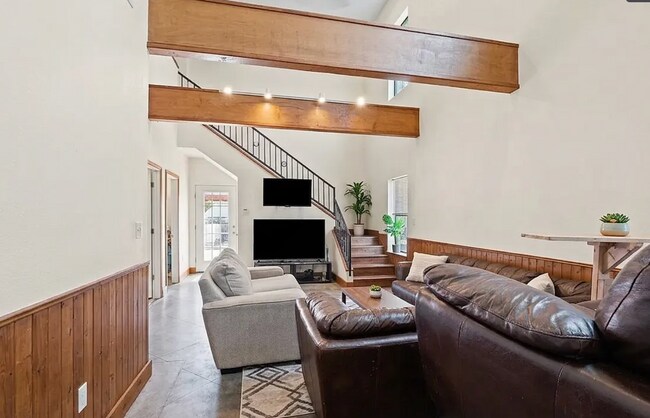 Foto del edificio - 7 bedroom home 2 min walk from Campus