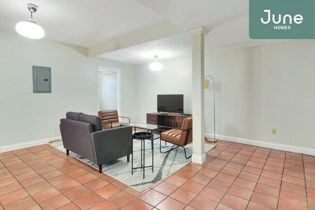 Building Photo - ROOM ONLY in 5-bed/3.0-bath Home