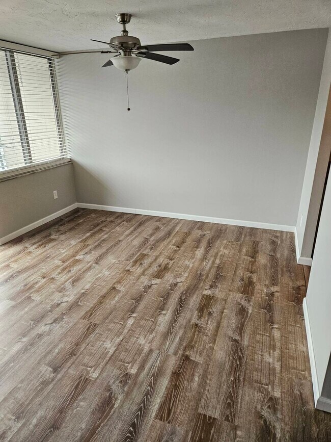 Foto del edificio - 12900 Lake Ave