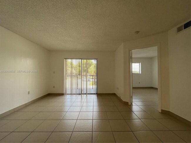 Foto del edificio - 250 Palm Cir W