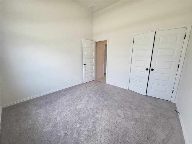 Building Photo - 905 Knowles Dr