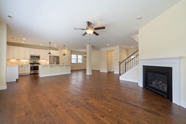 Building Photo - Available June 1!! Beautiful and Bright 4 Bedroom + 2.5 bath home with Loft & Open Floor Plan!