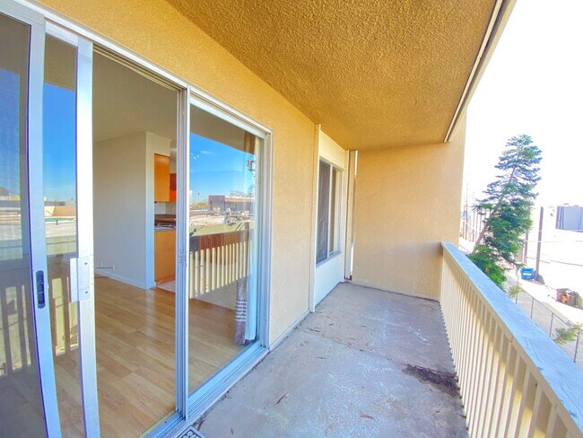 Building Photo - Pacific Beach Condo! 2 BEDROOM 2 BATH with...