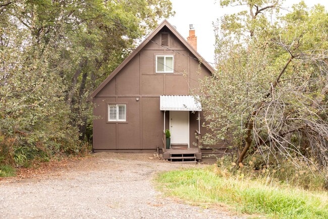 Building Photo - Ski season special, Month to month lease- ...