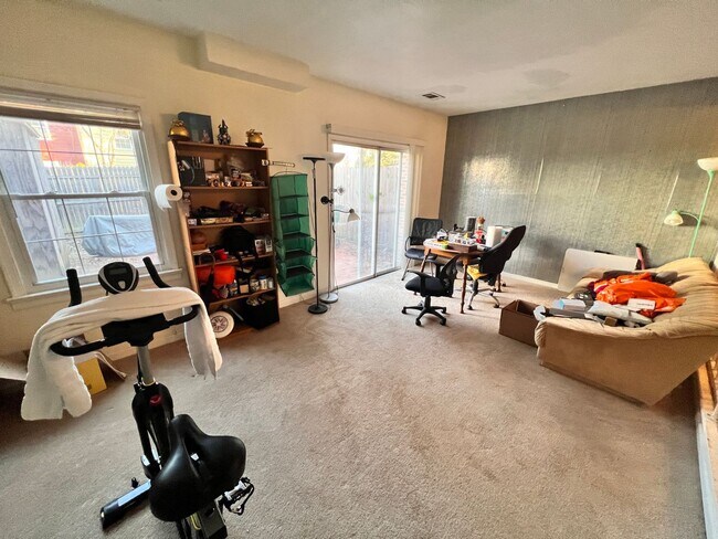 Building Photo - Blacksburg, 3BR / 2.5 BA / Available for f...