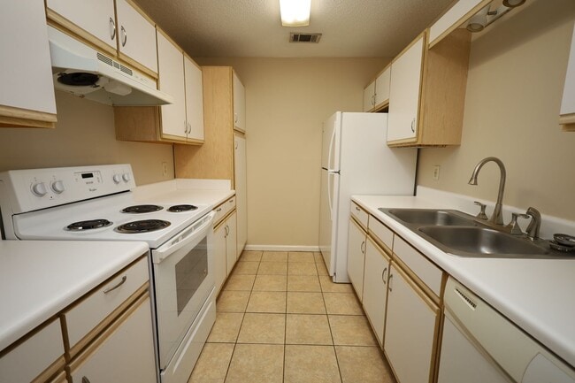 Building Photo - 2092 S Sherwood Dr
