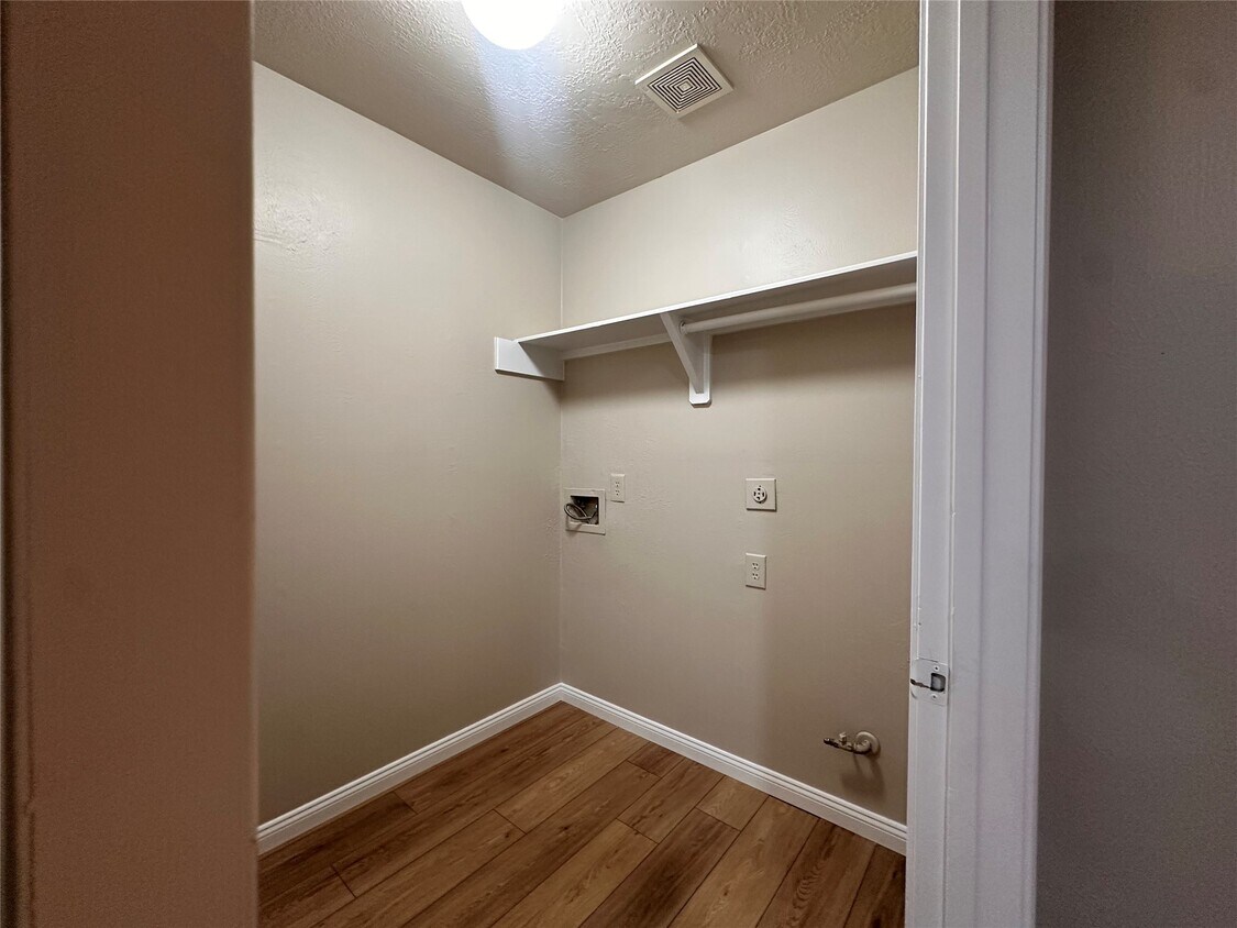 Foto del edificio - 2203 Long Rock Dr