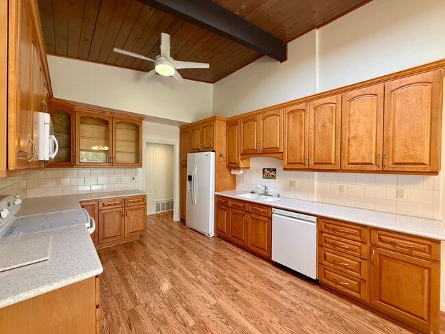Building Photo - Bay Park Beauty | 3BD/2BA with Canyon Views & Lush Grounds