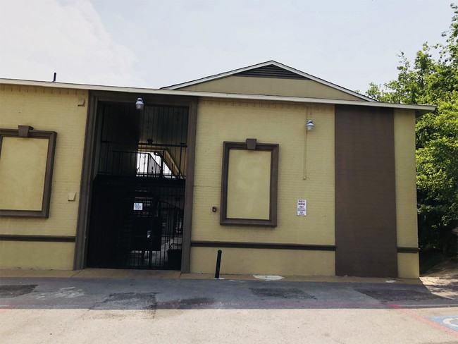 Building Photo - 3029 Lackland Rd