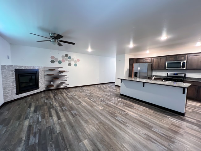 Building Photo - 3 Bedroom 2.5 Bath unit with Garage